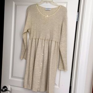 Miss Elaine Babydoll Style Nightgown. Scoop Neck with 5 buttons on bottom. L